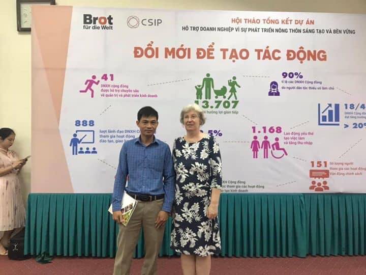 GĐ Bùi Quý Hợi và Bà Eva-Maria Jongen - Giám đốc Văn phòng Việt Nam – Lào, Tổ chức Bánh mì cho Thế giới tại Hội nghị Tổng Kết