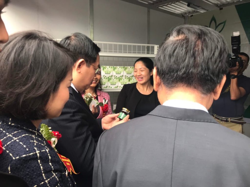 Phó Thủ tướng Vương Đình Huệ ghé thăm gian hàng của Cao cà gai leo Yên Thủy